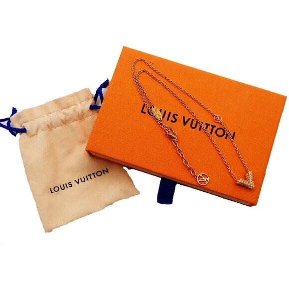 LOUIS VUITTON Collier Essential V Necklace Imitation Pearl GHW M68358 30CA075 - Picture 1 of 11